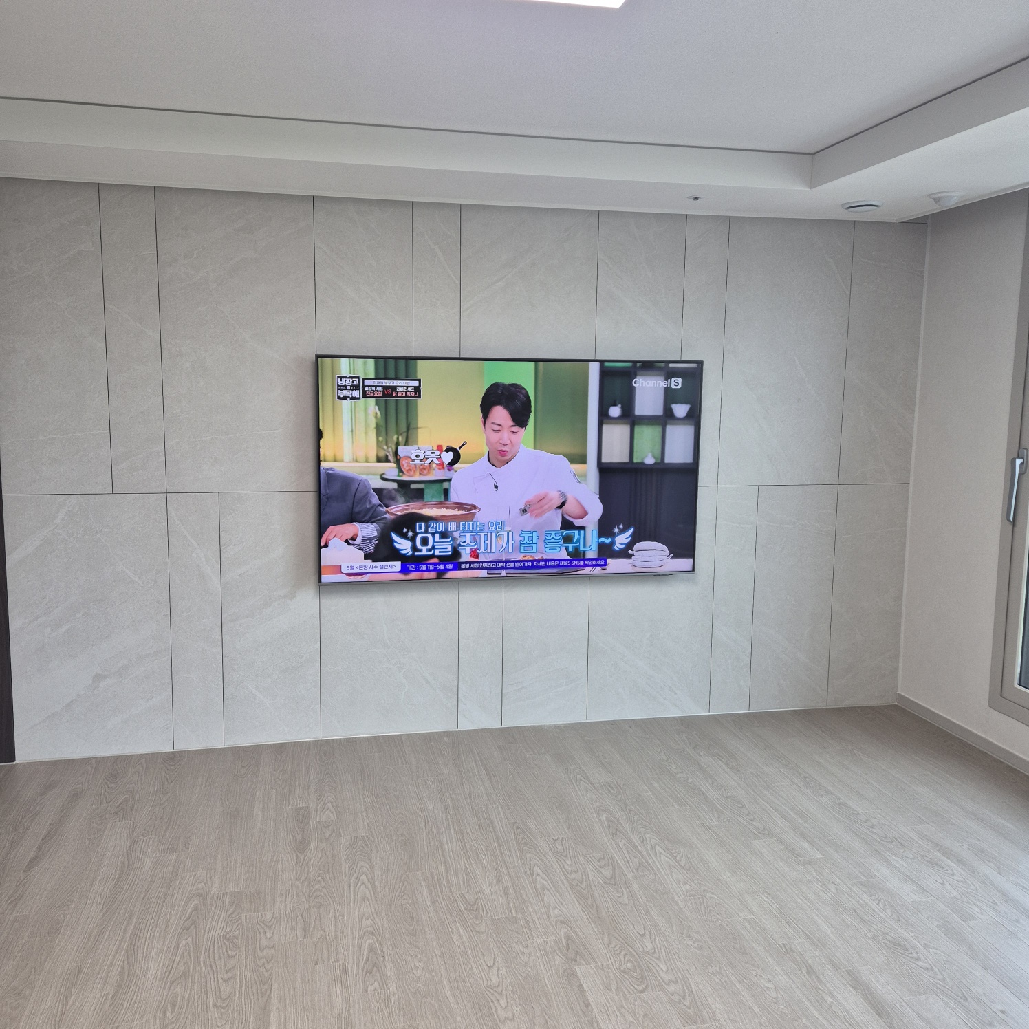 벽걸이TV 주변기기와 연결선 정리